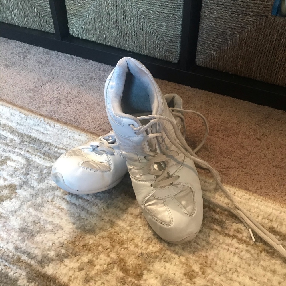 Fierce Feats White Cheer Shoes Sz 8